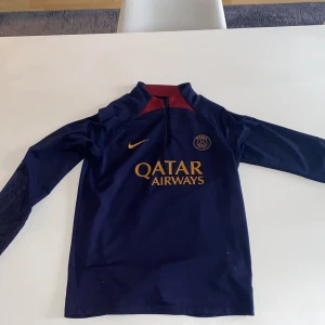 Psg tröja - Säljer psg tröja pgv att den inte har kommit till användning köpt för ett halvår sedan priset går att diskuteras hör av er för intresse elr flera bilder