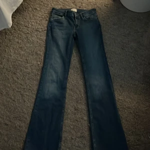 Blå jeans från ONLY - Snygga blå jeans från ONLY med bootcut-stil. De har en klassisk femficksdesign och är perfekta för en avslappnad look. Jeansen har en bekväm passform och är tillverkade i ett slitstarkt material.