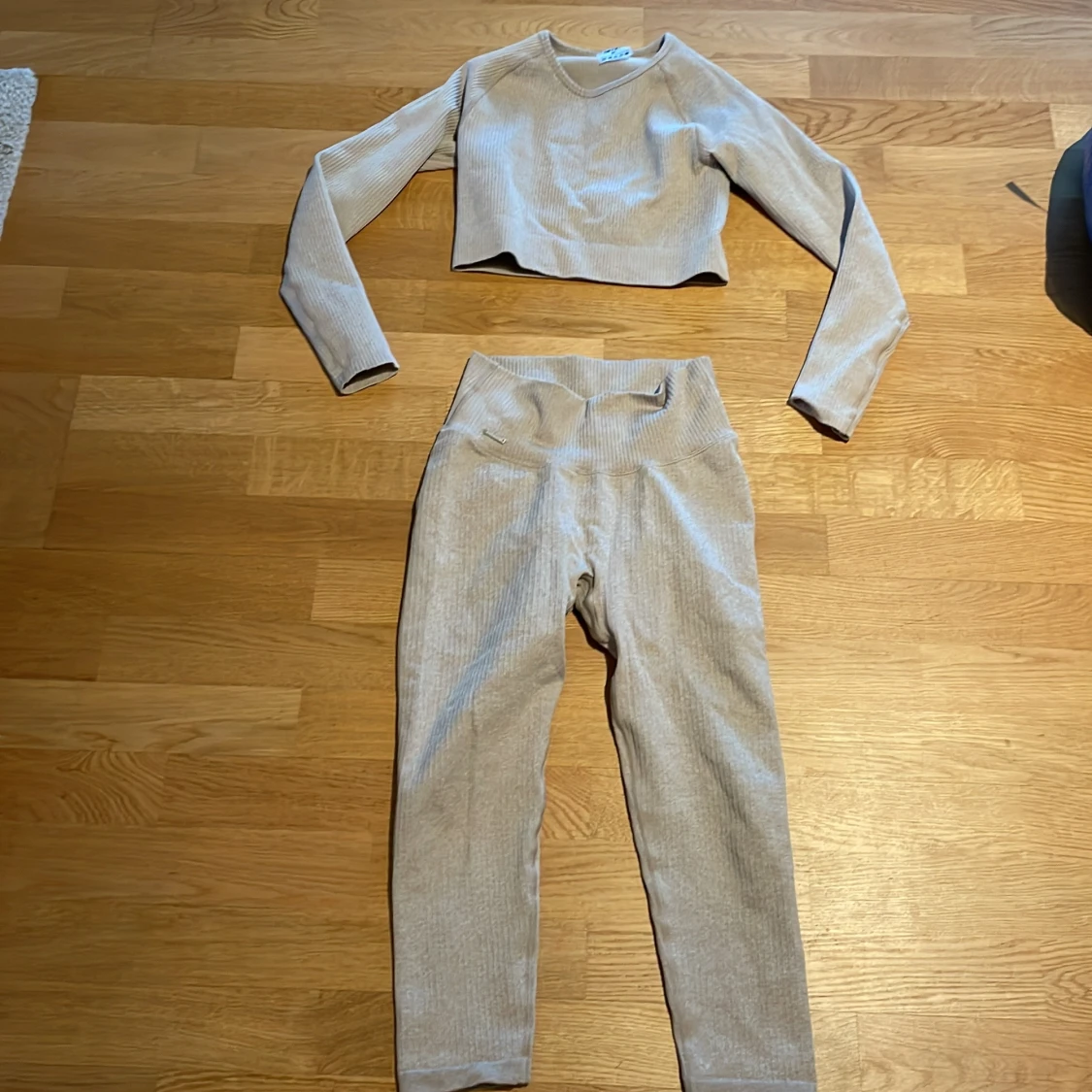 Beige ribbad croppad tröja+tights från  Aim'n