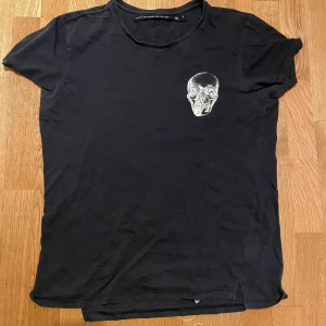 The Black Label Collection -  svart t-shirt från The Black Label Collection med ett coolt dödskalletryck på bröstet. Perfekt för en edgy stil 🙀🖤