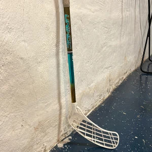 Unihoc innebandy klubba - Lätt innebandy klubba. Unihoc. Leftare, bra starter klubba.längd är ca 105cm 