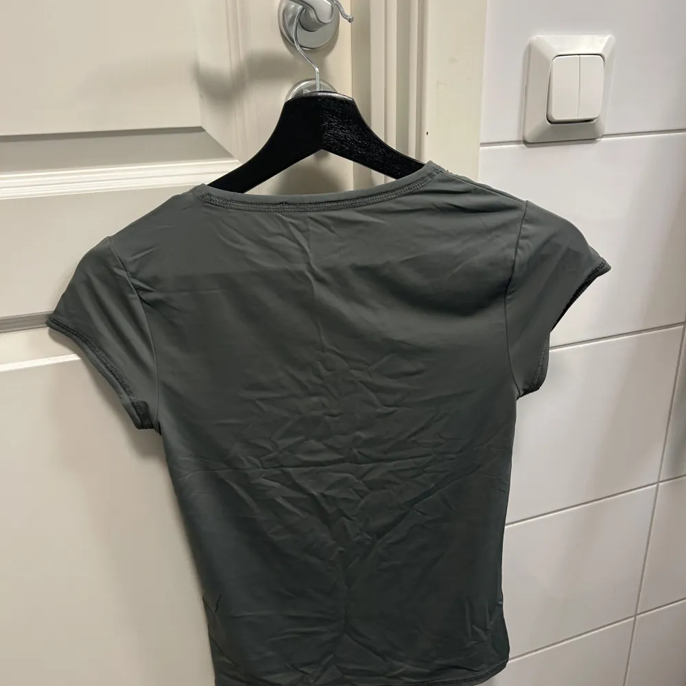 Felfri t-shirt från Zara i militärgrön färg. Superskönt material som sitter bekvämt. . Yläosat.