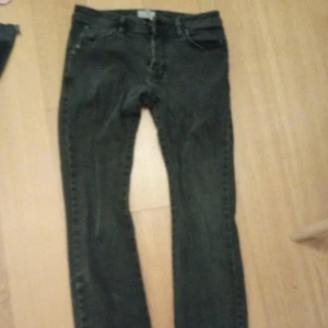 Svarta jeans från LTB - Snygga svarta jeans från LTB med en klassisk design. De har en normal passform och är tillverkade i ett slitstarkt material. Perfekta för en stilren look. Är lowwaist bootcut/straigt. Säljer för de är förstora för mig.❤️ Kontakta för fler bilder.