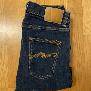 Nudie jeans - Säljer dessa jeans från Nudie jeans i storlek 30/32  Skick 9/10 Om det är något ni undrar så är det bara att fråga!⭐️⭐️⭐️