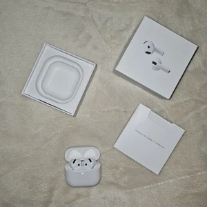 Bluetooth Hörlurar  - Fjärde generationen / gen 4 i super fint skick. Kommer med alla tillbehör. Nypris 1900kr. 100% nöjd garanti! Ni kan alltid returnera om ni inte skulle vara nöjda, oavsett anledning. Kolla gärna mina recensioner.