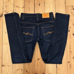 Nudie Jeans Thin Fin W28 L34 - Tvärfeta Nudie jeans Thin Fin | W28 L34 | otroligt sparsamt använda, skick 9,5/10 | vi postar inom 24 timmar efter köp | skriv för fler bilder eller om du undrar något // HLselling