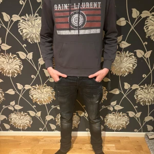 Sällsynt saint Laurent hoodie  - Säljer en sälsynt saint Laurent hoodie, rejälas säljs inte längre där av priset! Storlek s passar dig som är 170-180