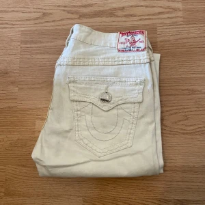 True Religion Jeans  - !skicka bud för snabb affär! Fina true religion jeans, lågmidjade. Storlek 28 i super bra skick. Mått:      Midja 36cm Ytterben 104,5cm Innerben 84,5cm Ben öppning 18cm