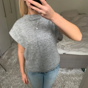 Grå ärmlös tjöja  - Säljer denna ljusgråa ärmlösa tröja. Har du någon fråga är det bara att höra av dig🫶🏻
