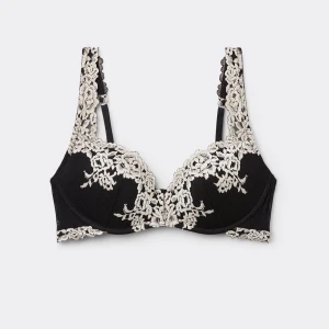 Intimissmi Bh Svart - Jättefin svart Intimissmi BH i modellen Gioia pretty flowers super-push up. Bh:n är i storlek 70b och i super fint skick!!! Endast använd sparsamt och några få gånger. Bara att kontakta om fler bilder önskas. Nypris är ungefär mellan 510 och 600 kr. Lappen är bortklippt.