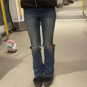 Håliga jeans - Storlek 158 cm men uppspättade och passar mig som är 166 cm💕Kom med prisförslag!