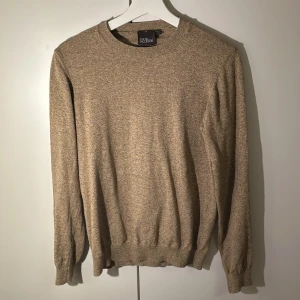 Beige tröja från Oscar Jacobson - Säljer en stilren beige tröja från Oscar Jacobson, tillverkad i Italien. Tröjan har en klassisk rund hals och långa ärmar, perfekt för en elegant och avslappnad look. Passar utmärkt till både vardag och mer uppklädda tillfällen. Tröjan passar även XS👍