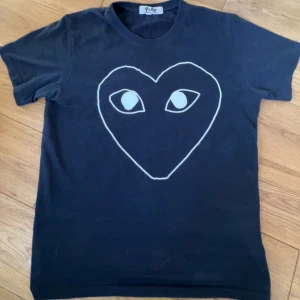 Comme des Garcons PLAY T-shirt  - (Blå T-shirt från CDG).                                                     (Nypris 1300).                                                                     ( mitt pris 449).                                                             (Modellen, 181cm/74 kg).                                            (Passar båda S/M