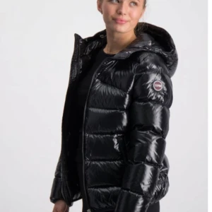 Svart pufferjacka från Colmar - Jättesnygg svart glansig pufferjacka från Colmar❤️ jättebra kvalitet men säljer eftersom den blivit  för liten! Köpt från Kids brandstore och nypris är 4000❤️storlek är 16 år men skulle säga att det passar dom med xxs/xs/32/170