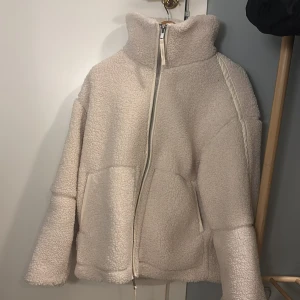 Vit teddyjacka  - Vit Teddy jacka från hm i bra skick🌸