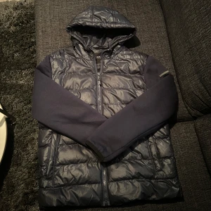 Cardigan  - Säljer min cardigan i 9,5/10 skick! Som ny. Storlek M kan passa större. Använd några gånger och köpt för 1500 från Zalando! Hör av er vid frågor och funderingar! Priset kan variera vid snabb affär!