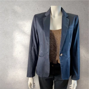 Blå kostym från Stockh LM - Elegant kostym från Stockh LM med croppad byxa och kavaj en knapp framtill. Kavajen har en klassisk passform och är fodrad med ett ljust innerfoder. Perfekt för en stilren look. storlek: 36