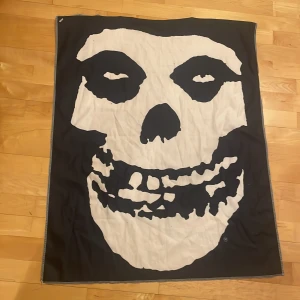 Misfits affisch planch poster - Misfits affisch/poster i ish tyg material, lite oklart hur står den e men se min hand i andra bilden för referens😜