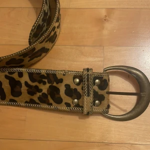 Leopardprint bälte - Leopardprintat bälte min mamma köpte i gran canaria, aldrig använt dock pga det är inte min stil😅 ca 100cm långt