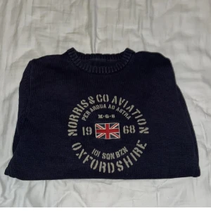 Marinblå sweatshirt  - En marinblå sweatshirt från märket morris. Tröjan har ett tjockt material och är i mycket bra skick utan skador fläckar osv storleken är L