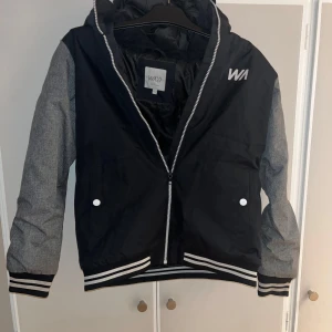 Vinterjacka Warp - Säljer nu min gamla vinterjacka från Warp. Den är i fint skick 9/10. Jackan har reflexer bak så du syns i mörkret. Storleken är 152..