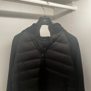 Axel Luke Cardigan - Säljer denna Cardigan för 400kr! 100% autentiskt|| Nytt pris 900! Endast Swish betalning! Kontakta mig vid fler frågor!