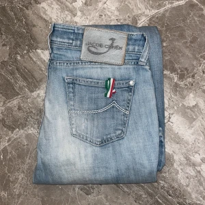 Jacob cohen - Ett par feta Jacob cohen jeans.👑jeansen är i ett fint skick.💯stolek 27-30.🥇 pris över 5000kr men säljs bara för 749🤯hör av vi fundering