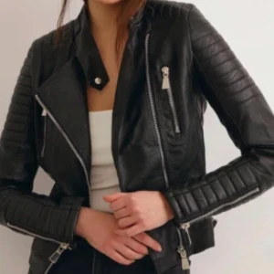 Svart skinnjacka  - En svart skinnjacka med fina detaljer 