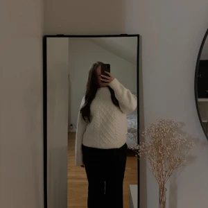 Ulltröja Gina Tricot  - Säljer denna otroligt mysiga vita ulltröja från Gina Tricot. Använd ett fåtal gånger, ser ny och fräsch ut! Stl S. Köpt för 600kr men säljer den för 300kr! Hör av er för fler bilder