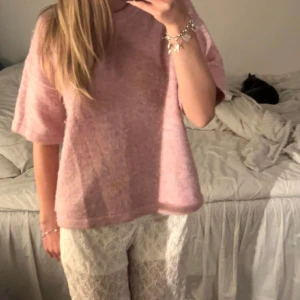 Rosa stickad tröja - Säljer denna mysiga rosa stickade tröja med korta ärmar. Använt ett fåtal gånger. Storlek XS men den är stor i storleken