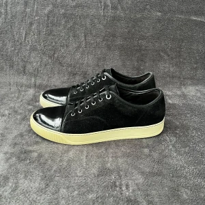 Lanvin Cap Toe DBB1 | 44 - OBS! Högerskon sitter något större pågrund av produktionsfel - marginellt  Storlek: EU 44 - UK 10 (Lanvin passar upp till en storlek större) Skick: Bra skick Färg: Svart Tillbehör: Inga (endast skor)