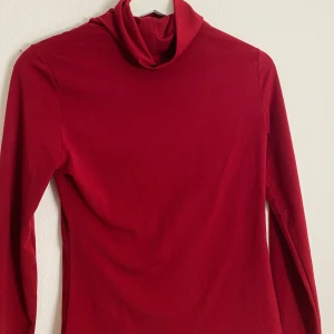 Vin röd turtle neck tröja  - Vin röd turtle neck tröja i bra skick använt ett par gånger. Säljer pga ingen användning längre,  jag säljer för 40 kr men pris kan diskutera 