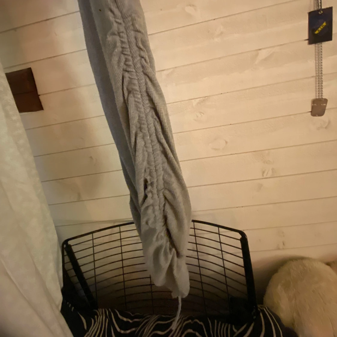 Ljusgrå klänning med rynkdetalj - 2