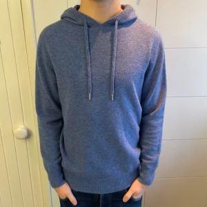 Merinoull Hoodie - En skitsnygg blå Merinoull Hoodie! Storlek S. Använd max 3 gånger! Inga defekter! Hör av dig vid intresse😊