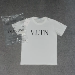 Vit t-shirt från Valentino - Snygg vit t-shirt från Valentino med VLTN-tryck på framsidan. Perfekt för en stilren look. T-shirten är kortärmad och gjord i mjukt material för extra komfort.