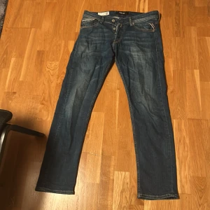 Blå jeans från Replay - Snygga blå jeans från Replay, modell Grover. De har en straight fit och klassisk design med knappar och dragkedja. Perfekta för en avslappnad stil.