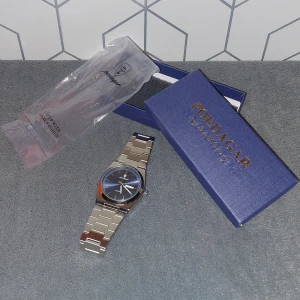 Silver Klocka I Navy Blue  - Helt ny Klocka, funkar jättebra. Skick 10/10. Följer med extra bitar så man kan ändra storlek.