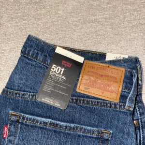 Levi's 501 Original Cropped Jeans - Snygga Levi's 501 Original Cropped jeans i klassisk blå denim. Dessa jeans har en hög midja och en croppad längd.