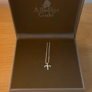 Silverhalsband med vädur berlock  från Albrekts Guld - Väldigt fint silvrigt halsband med en vädur berlock, berlocken har små diamanter på sig, använder tyvärr inte silver, därför jag säljer, skriv för mer bilder eller frågor!! Oanvänt och i äkta silver 