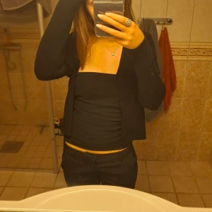 Svart kofta från pieces - Säljer en stilren svart kofta från Pieces. Den har en v-ringad design med knappar framtill och långa ärmar. Bra skick trots att blivit använd en hel del. 💞