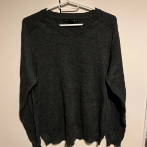 Mörkgrå tröja från Lager 157 - Säljer en stilren mörkgrå tröja från Lager 157 i storleken XXL. Tröjan har en klassisk design med rund hals och långa ärmar. Perfekt för kyligare dagar och enkel att matcha med olika outfits.