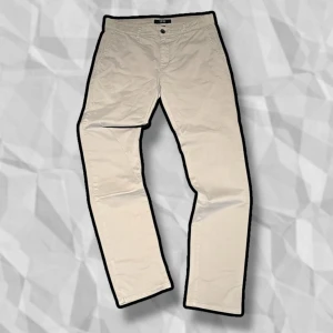 Grå chinos från Smog - Oanvända Snygga ljusgråa chinos storlek W30 L32 från Gant med en klassisk design. Byxorna har en normal passform och är tillverkade i bomull, vilket gör dem bekväma och stilrena. Perfekta för en avslappnad men ändå uppklädd look. Pris kan som vanligt diskuteras!