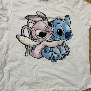 Vit t-shirt med BB-8 och Stitch-motiv - Säljer båda för 45kr
