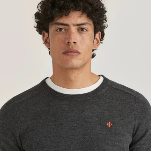 Morris-tröja i 100 % merinoull – Grå med mörk orange logga - Säljer en stilren och bekväm Morris-tröja i 100 % merinoull. Tröjan är grå med en mörk orange logga i en rödaktig ton. Mjuk och skön att bära, perfekt för den som vill ha både komfort och stil. Passar storlek XS eller S för den med en mindre kroppsbyggnad.  Hör av dig vid intresse!