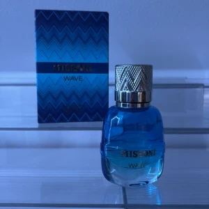 Missoni Wave Eau de Toilette - Tjena, pris går att diskutera vid snabb affär.   Fräsch och modern doft från Missoni i en stilren blå flaska med silverfärgat lock. Förpackningen har ett zigzag-mönster i olika blå nyanser. Perfekt för den som söker en uppfriskande och elegant doft.