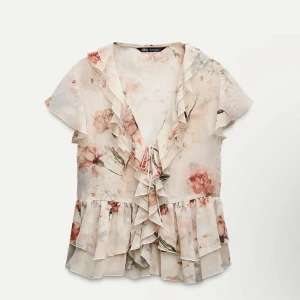 Zara blus  - Jätte snygg blommig blus från Zara, helt ny med prislapp kvar💕. Har ingen bild på