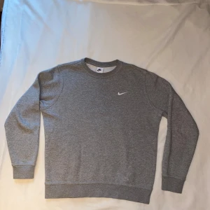 Nike Sweatshirt – Storlek M - Nike Sweatshirt – Storlek M Trevlig och bekväm sweatshirt från Nike i grå färg. Superbra skick och perfekt för både träning och chill!  Storlek: M Färg: Grå Skick: 9/10 – Nästan som ny! Varumärke: Nike – stil och komfort i ett. Varför du kommer att gilla den:  Enkel men snygg design som passar till allt. Grymt skön och mångsidig. Perfekt för både vardag och sport. Fråga gärna om du vill ha fler bilder!  Grå Nike tröja Szara bluza Nike