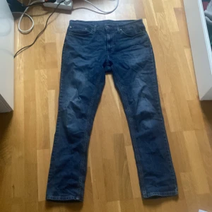 Levi's 511 jeans - Snygga Levi's 511 jeans i en klassisk blå färg. De har en slim passform och är tillverkade i slitstarkt denim. Perfekta för en stilren look.