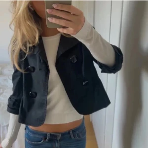 Svart kort kappa - Jätte fin svart kappa 