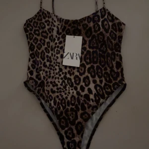 Leopardmönstrad body från Zara - Jättefin leopardmönstrad body från Zara i strl S!
